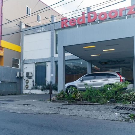 RedDoorz near Bahu Mall Manado Malalayang Buitenkant foto