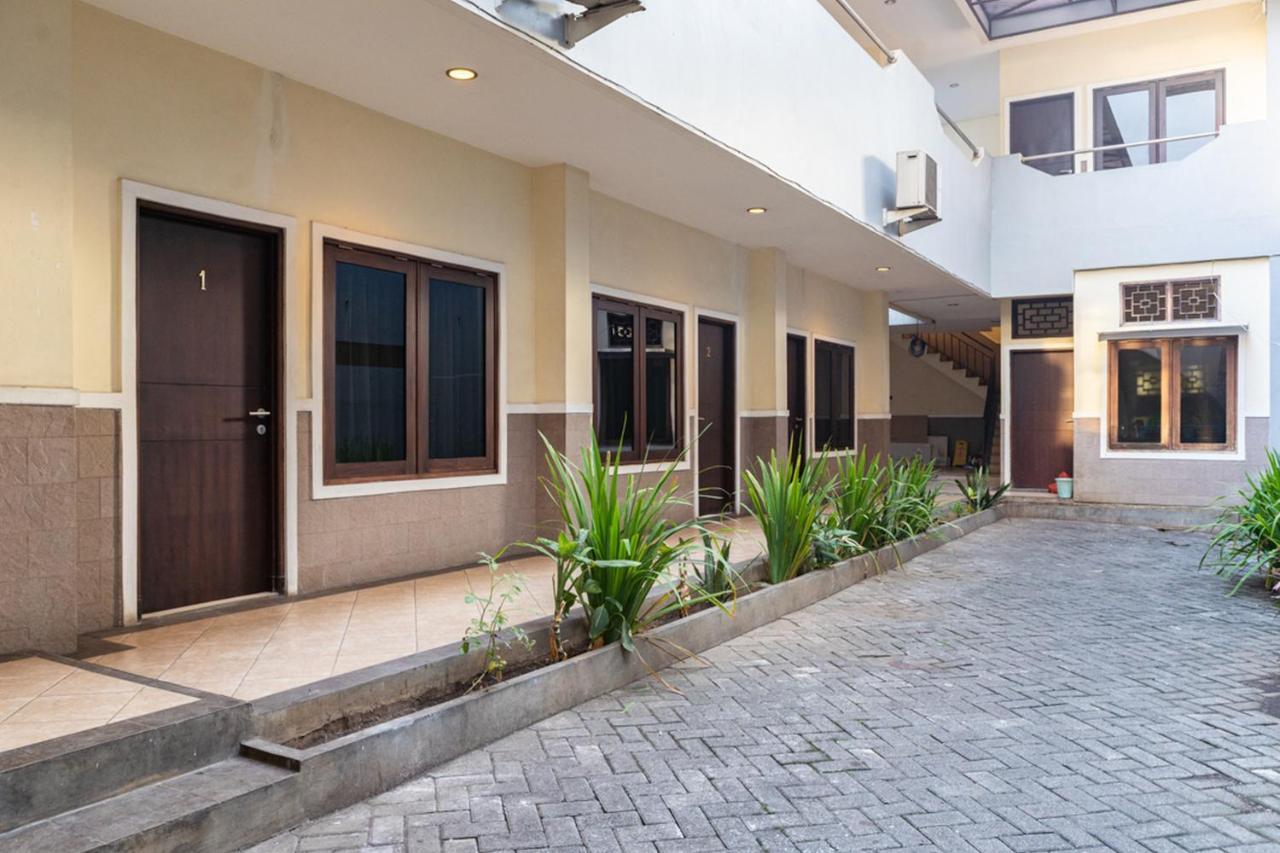 RedDoorz near Bahu Mall Manado Malalayang Buitenkant foto