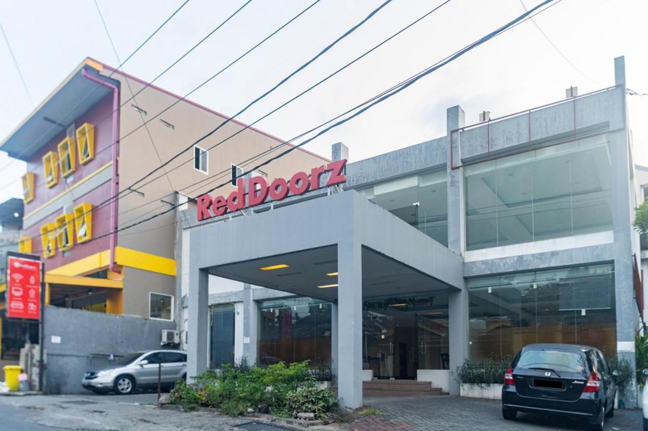 RedDoorz near Bahu Mall Manado Malalayang Buitenkant foto