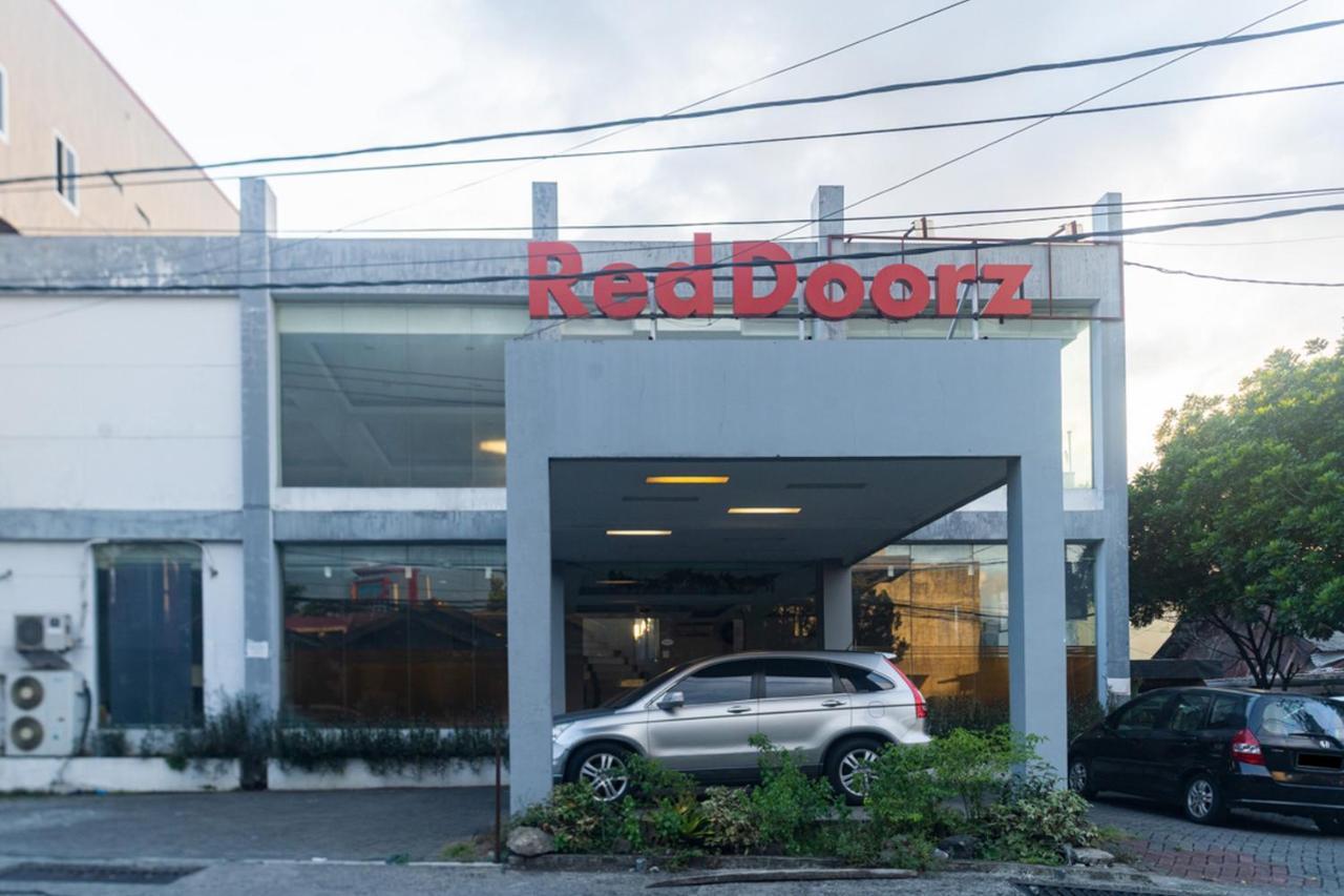 RedDoorz near Bahu Mall Manado Malalayang Buitenkant foto