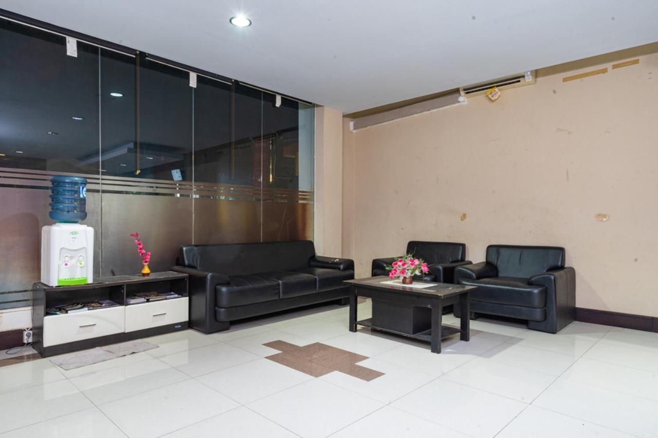 RedDoorz near Bahu Mall Manado Malalayang Buitenkant foto