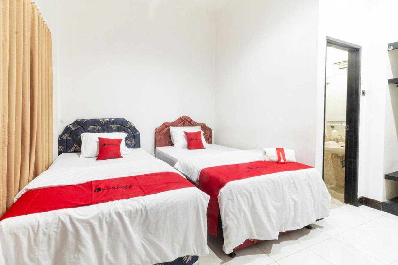 RedDoorz near Bahu Mall Manado Malalayang Buitenkant foto