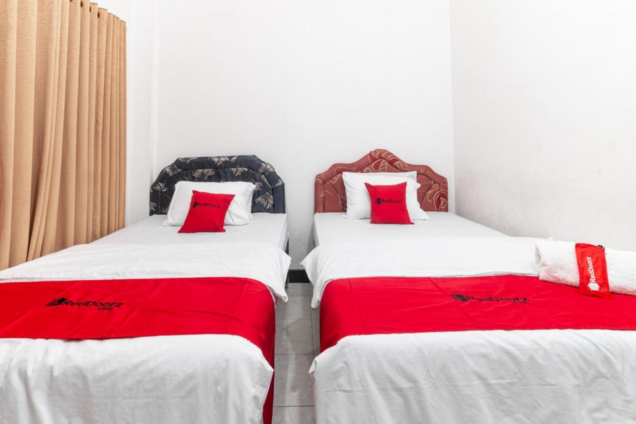RedDoorz near Bahu Mall Manado Malalayang Buitenkant foto