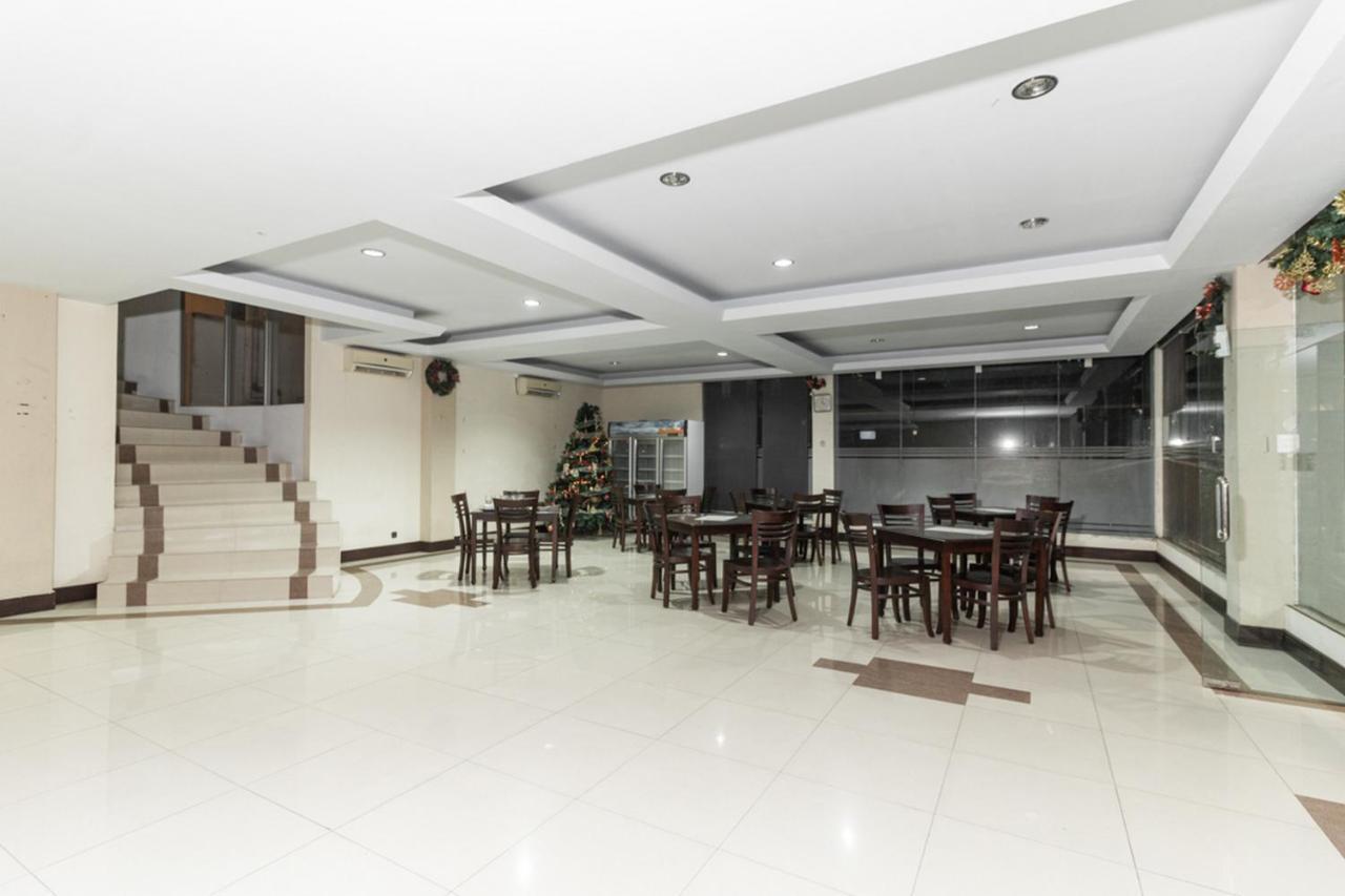 RedDoorz near Bahu Mall Manado Malalayang Buitenkant foto
