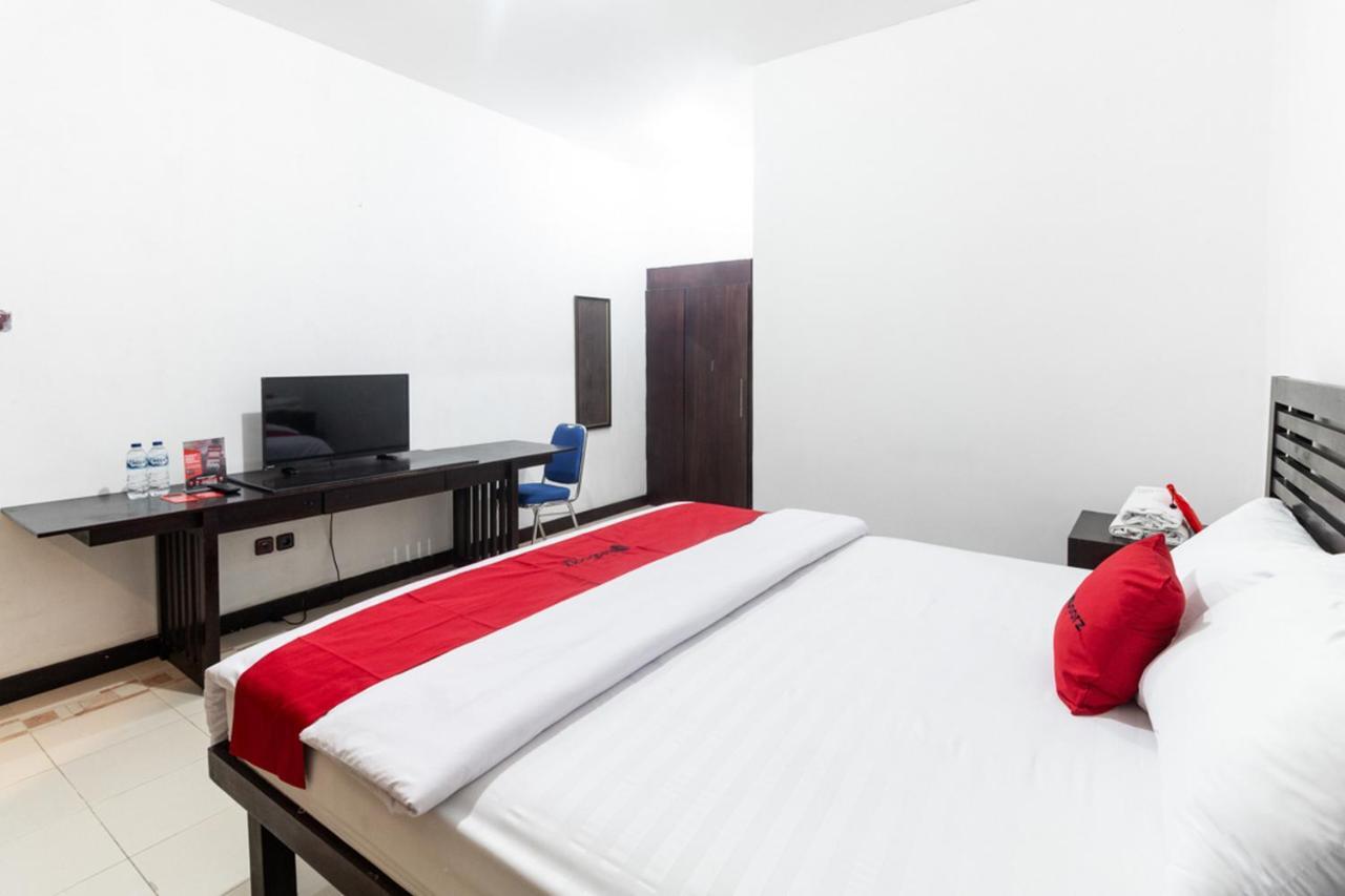 RedDoorz near Bahu Mall Manado Malalayang Buitenkant foto