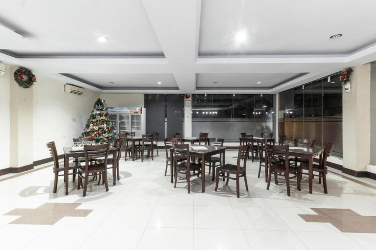 RedDoorz near Bahu Mall Manado Malalayang Buitenkant foto