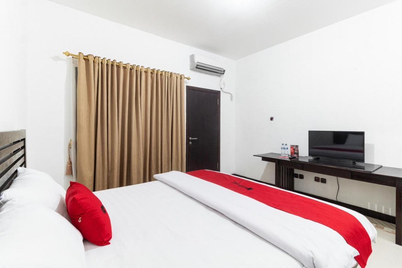 RedDoorz near Bahu Mall Manado Malalayang Buitenkant foto