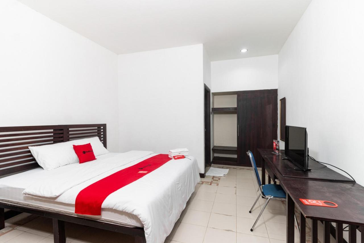 RedDoorz near Bahu Mall Manado Malalayang Buitenkant foto